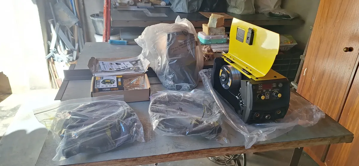 Maquina Solda Inversora Mig Sem Gás 160a Tig Mma Trisolda Cor Amarelo
